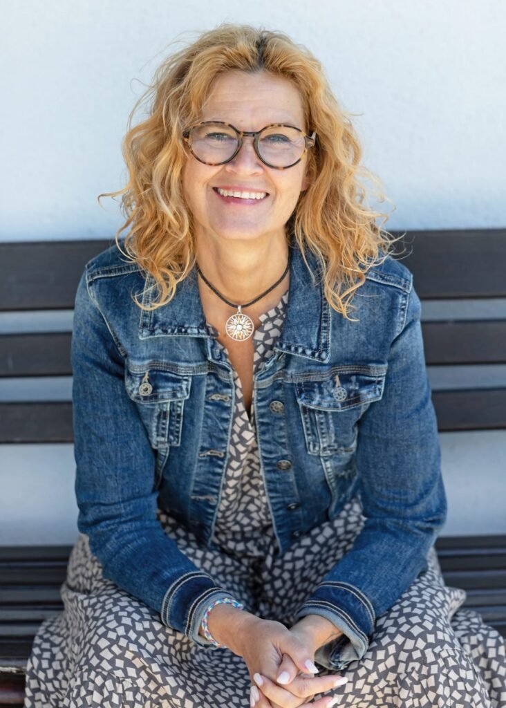 ulrike neff, lebensberatung, trauerbegleitung, portrait, ulrike auf bank